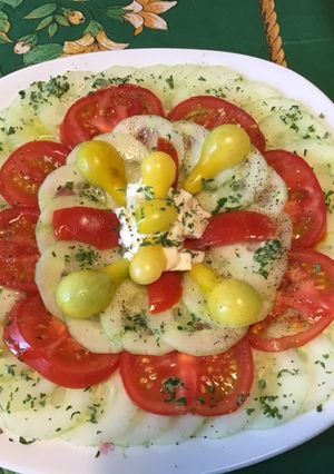 Une photo de Salades individuelles concombre et deux tomates à la feta sauce ciboulette persil