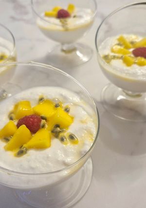 Une photo de Mousse au fromage blanc à la mangue 🥭 coeur passion