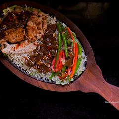 A picture of Grilled Chicken Sizzler with Garlic Pepper Sauce.
