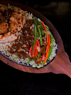 A picture of Grilled Chicken Sizzler with Garlic Pepper Sauce.