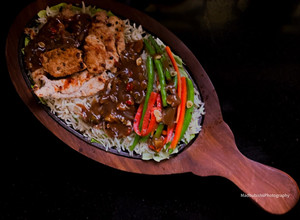 A picture of Grilled Chicken Sizzler with Garlic Pepper Sauce.