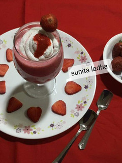 स्वादिष्ट स्ट्रॉबेरी मिल्क शेक (Swadisht strawberry milk shake recipe in Hindi) रेसिपी मुख्य फोटो