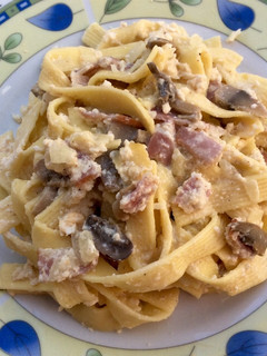 Una foto de Tallarines gourmet a la carbonara 🥓🍄🥛🧀🥚