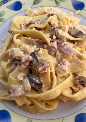 Foto principal de Tallarines gourmet a la carbonara 🥓🍄🥛🧀🥚