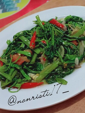 Cara Gampang Menyiapkan Resep Tumis kangkung saus tiram yang Bisa Manjain Lidah Anti Ribet, Mantap