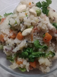 વેજિટેબલ ઉપમા(Vegetable Upma Recipe in Gujarati) રેસીપી મુખ્ય ફોટો