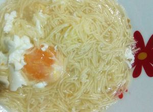 Foto principal de Sopa de fideos y huevo estrellado (¡Con su yema completa!)
