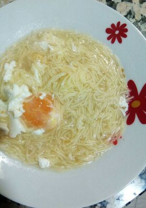 Una foto de Sopa de fideos y huevo estrellado (¡Con su yema completa!)