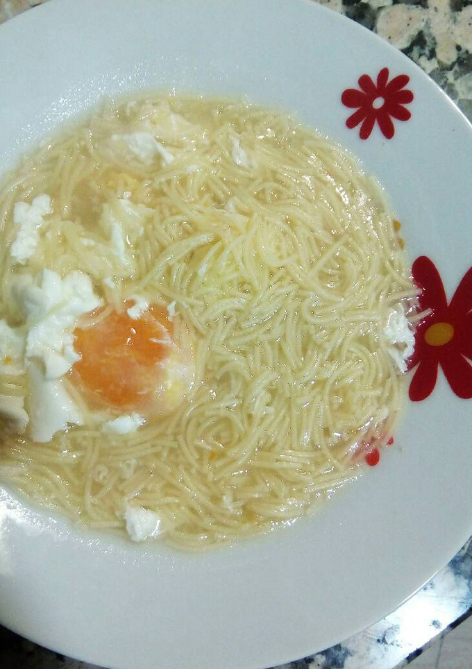 Una foto de Sopa de fideos y huevo estrellado (¡Con su yema completa!)