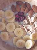 Desayuno saludable con avena, fruta y almendras