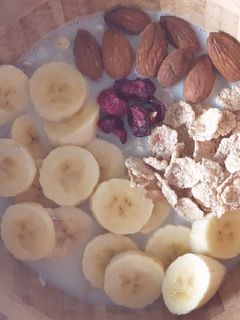 Una foto de Desayuno saludable con avena, fruta y almendras