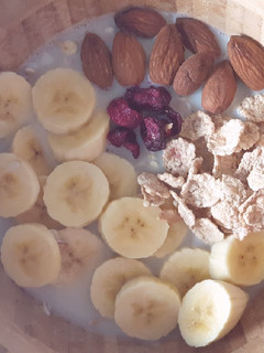 Foto principal de Desayuno saludable con avena, fruta y almendras