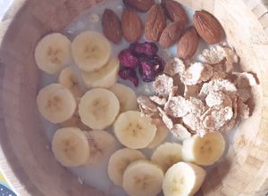 Foto principal de Desayuno saludable con avena, fruta y almendras