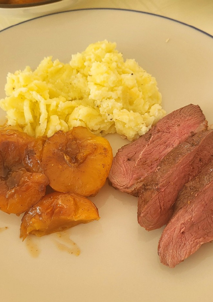 Una foto de Magret de pato en airfryer con ciruelas agridulces