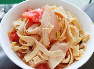 Hình của món Mì xào Keto nấm thịt cà chua.