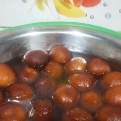 A picture of Gulab jamun.
