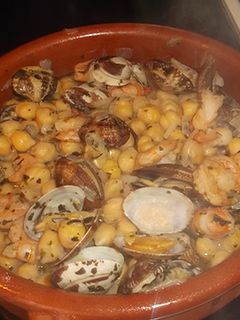Una foto de Garbanzos con gambas y almejas