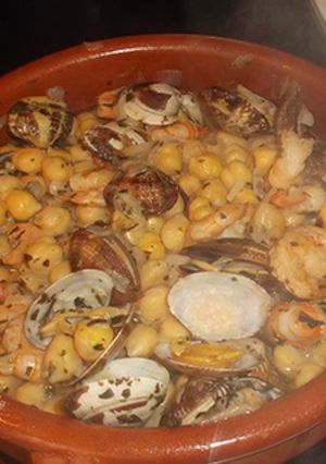 Una foto de Garbanzos con gambas y almejas