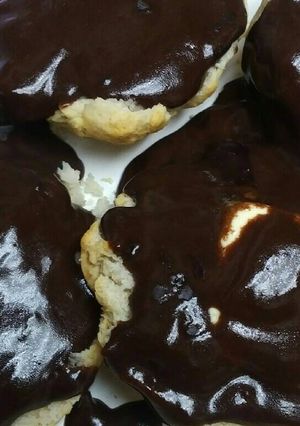 A picture of Chocolate Gravy and Biscuits.