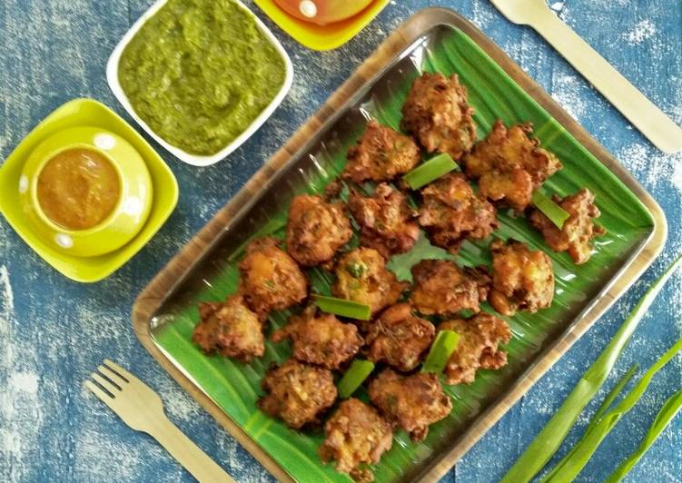 Simple Way to Prepare Super Quick Homemade Phodshi Kolambi Chi Bhaji (Grassy Leafy Veg And Shrimp Fritters)