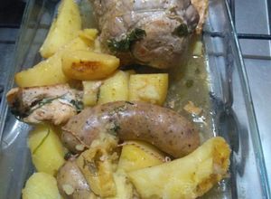 Una foto de Bondiolita de chancho con chori papas a la bolsa de ajo, cebolla
