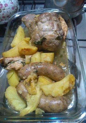 Una foto de Bondiolita de chancho con chori papas a la bolsa de ajo, cebolla