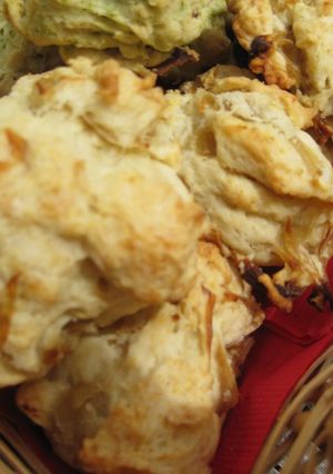 A picture of Onion Hot Biscuit (Scone).