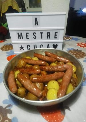 Foto de Salsichas frescas no forno à caçadora