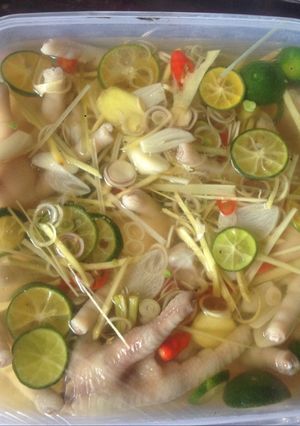 Hình của món Chân gà ngâm sả tắc.