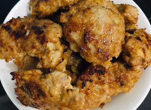 Hình của món Thịt băm chiên ngũ vị ăn kèm cải bẹ xanh.