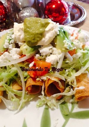 Una foto de Flautas de pollo🍗🍗