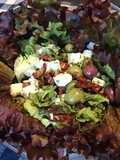 Salade de batavia rouge aux tomates séchées,olives multicolores et feta grecque