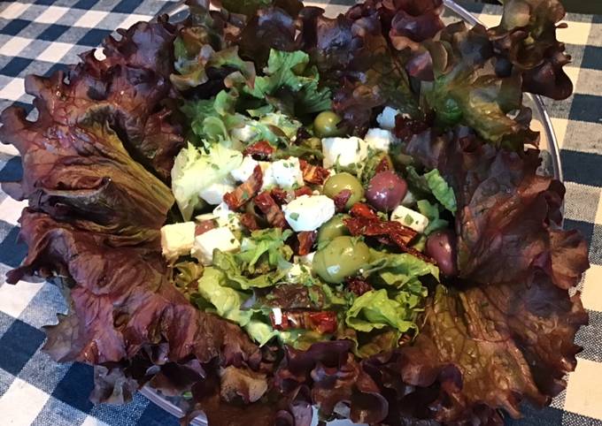 Salade de batavia rouge aux tomates séchées,olives multicolores et feta grecque