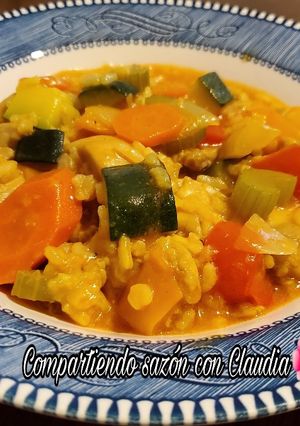 Una foto de Pollo con arroz y verduras🌺