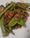 Tirabeques con gambas y ajos tiernos