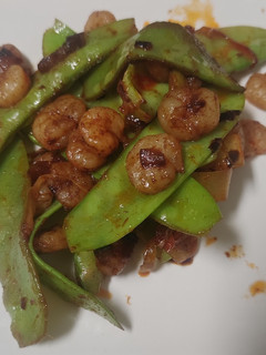 Una foto de Tirabeques con gambas y ajos tiernos