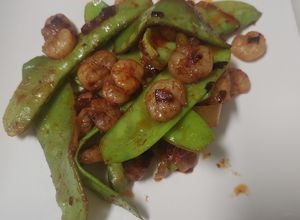 Una foto de Tirabeques con gambas y ajos tiernos