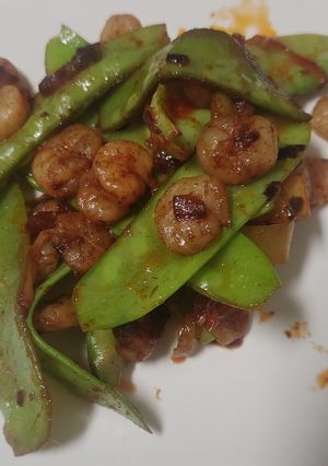 Una foto de Tirabeques con gambas y ajos tiernos