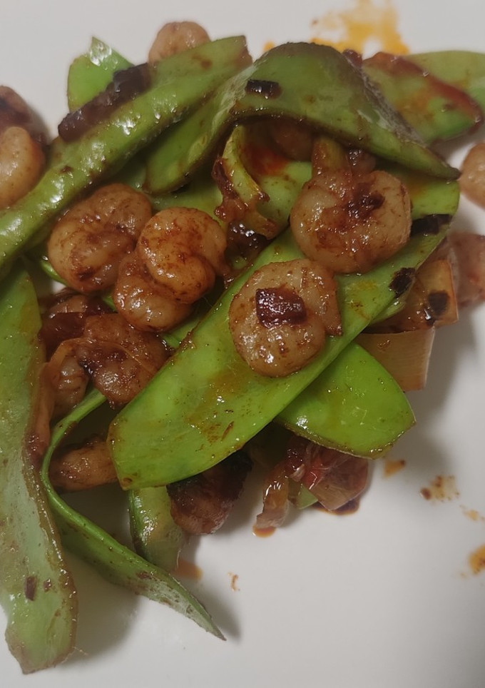 Una foto de Tirabeques con gambas y ajos tiernos