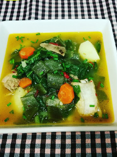Una foto de Sopa de judía plana con costillas de cerdo y acelga