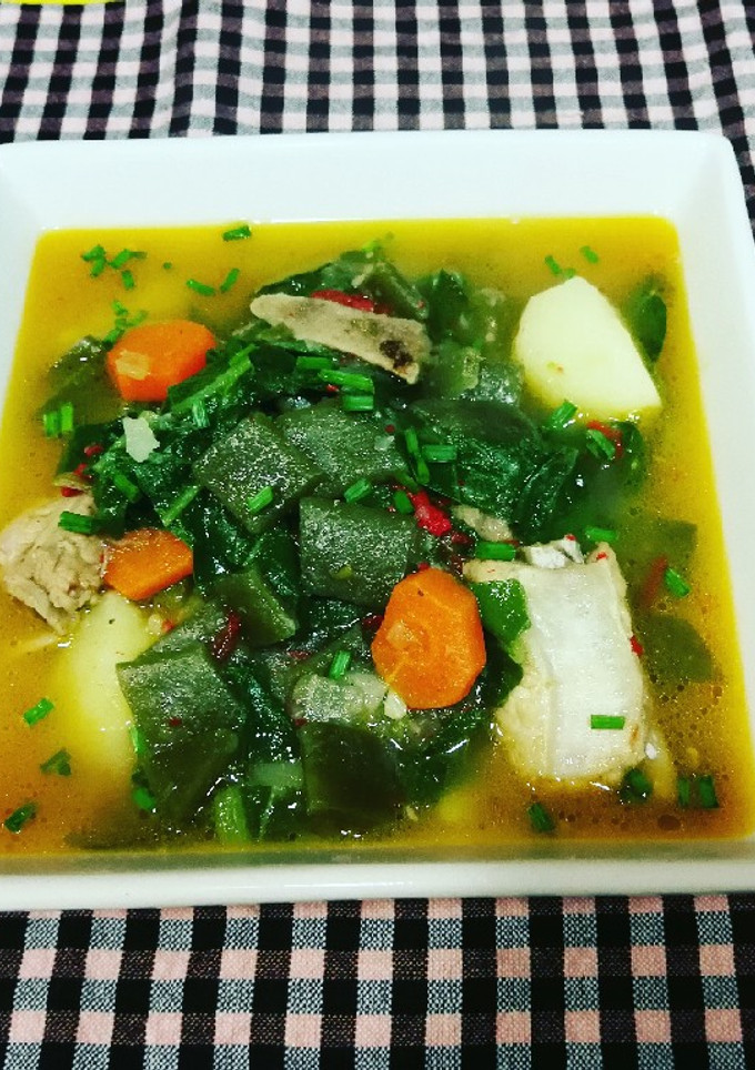 Una foto de Sopa de judía plana con costillas de cerdo y acelga