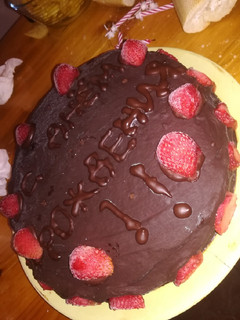 Una foto de Pastel de chocolate y fresas