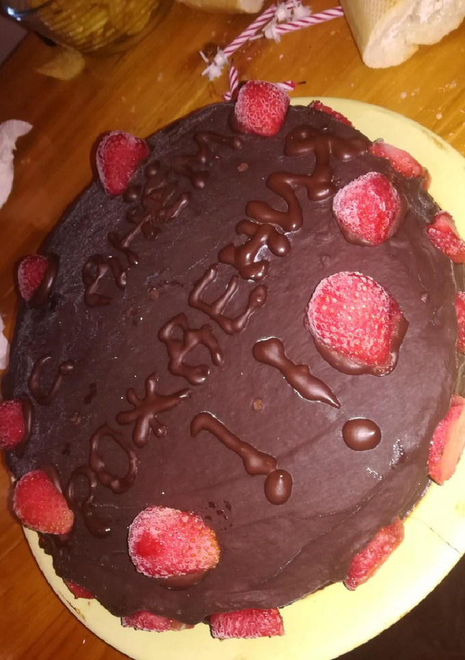 Una foto de Pastel de chocolate y fresas