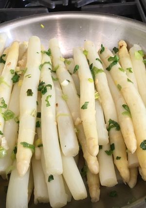 Una foto de Espárragos con cebollín