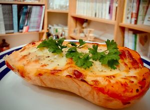 Hình của món Bí Đỏ Hồ Lô Nhồi Gà & Hạt Dẻ (Chestnut) Nướng Phô Mai Mozzarella.