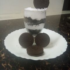 A picture of Oreo cake pudding.