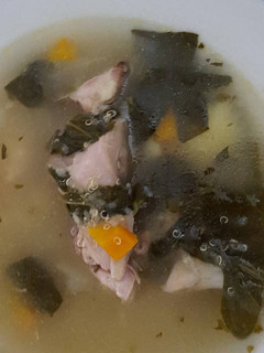 Una foto de Sopa de quinoa con pollo y espinacas