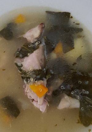 Una foto de Sopa de quinoa con pollo y espinacas