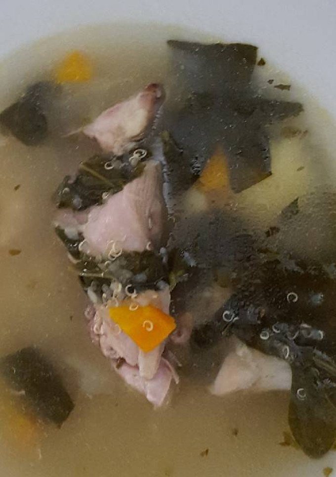 Una foto de Sopa de quinoa con pollo y espinacas