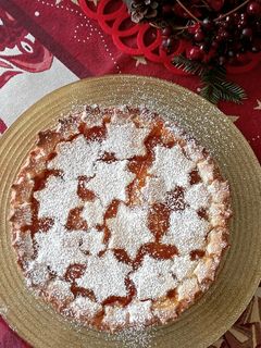 Foto di Crostata di albicocche stellare con frolla di mandorle